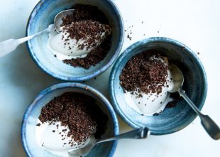 malted-chocolate-ice-cream-with-cocoa-coffee-crumbs